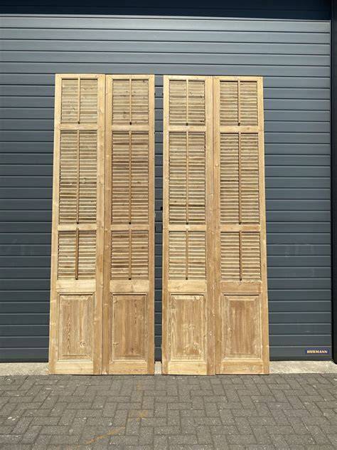 Beeld van antieke Louvre-deuren en kozijnen in een showroom