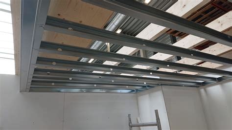 Schematische weergave van een Metal Stud constructie voor een verlaagd plafond