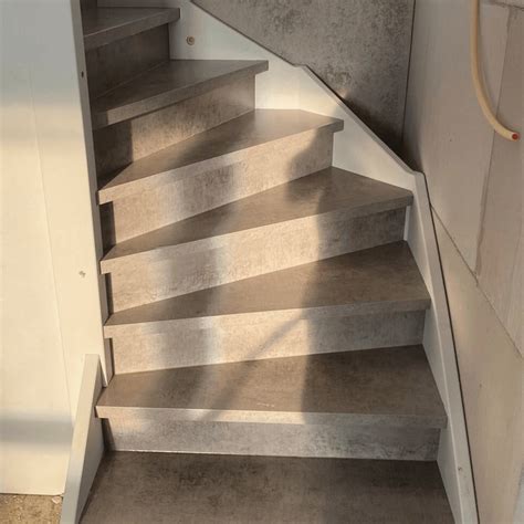 Afbeelding: betonlook trap met houten rand en ledverlichting