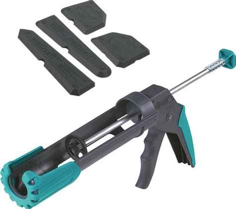 Het aanbrengen van kit met een kitspuit, waarbij de tuit op de juiste breedte is afgesneden.