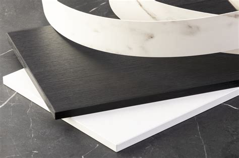 Detailfoto van het aanbrengen van ABS-kantband op een afgezaagde rand