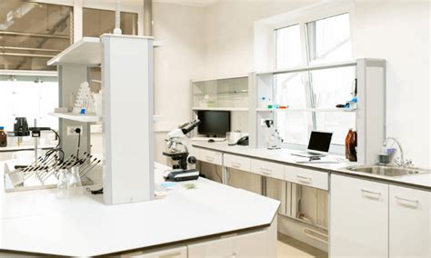 Illustratie van een laboratoriumopstelling voor het testen van materiaalstijfheid.