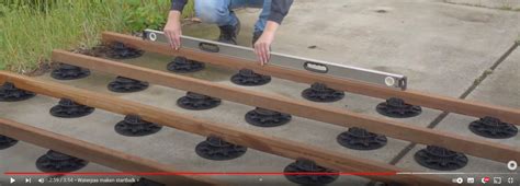 Voorbeeld van een balkonvloer met houten tuintegels en rubberen tegeldragers