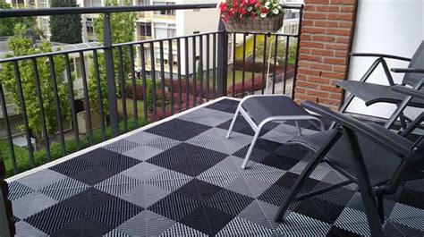 Moderne balkonvloer met strakke betonnen tegels