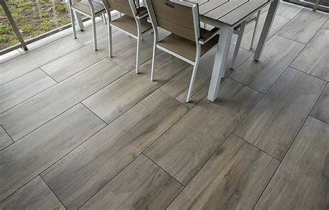 Voorbeeld van een houtlook keramische tegel op een balkon