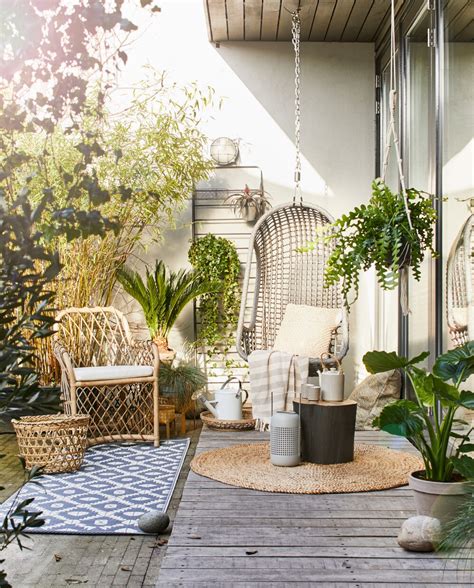 Gezellig balkon met een buitenvloerkleed en comfortabele meubels