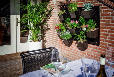 Voorbeeld van verticaal tuinieren op een balkon met bloembakken aan de reling