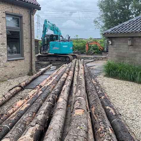 Illustratie van het proces van schuttingmontage, met palen en schermen.
