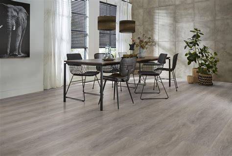 Showroomfoto met grijs laminaat en houten meubels
