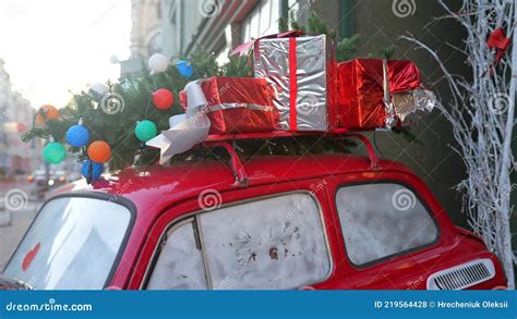 Foto van een auto met een stevig op het dak vastgebonden kerstboom, met de aanbeveling om spanbanden en een imperiaal te gebruiken.