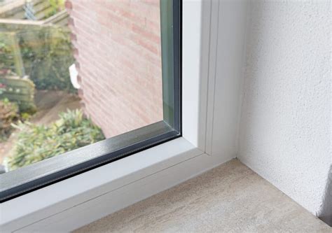 Foto van glas-in-lood in een houten/staal kozijn