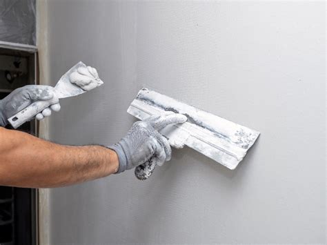 Illustratie van het 'vol en zat' principe bij het pleisteren van een sleuf, met nadruk op het voorkomen van krimp.