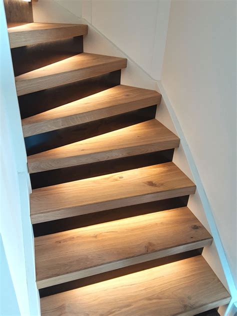 Afbeelding: Country Oak trap met LED-verlichting en zwarte stootborden