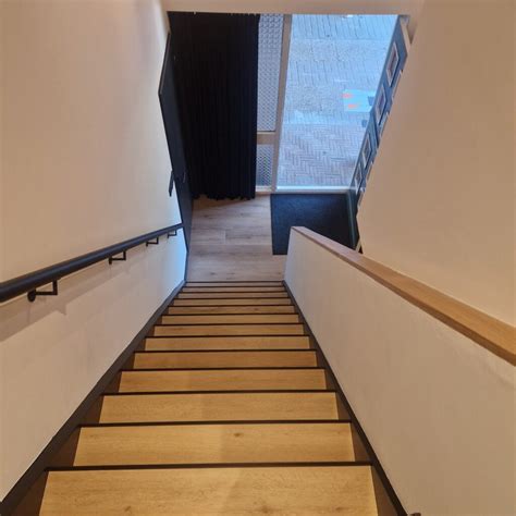 Foto: Country Oak treden in combinatie met zwarte stootborden en ledverlichting