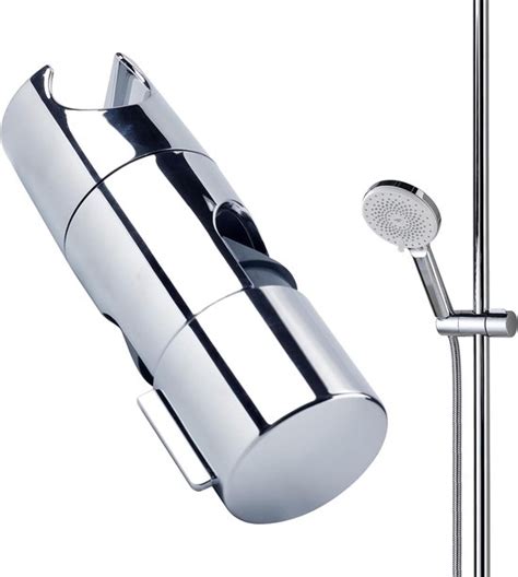 Illustratie van een moderne douche met een verchroomde douchekop houder