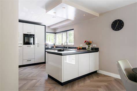 Witte omkadering in interieur: projectvoorbeeld