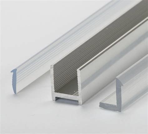 Foto van een douchewand met aluminium U-profielen