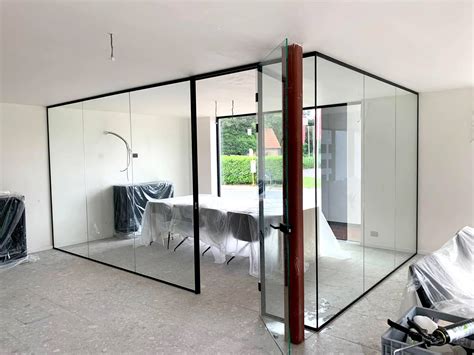 Schematische weergave van een glazen wand met hoekprofiel