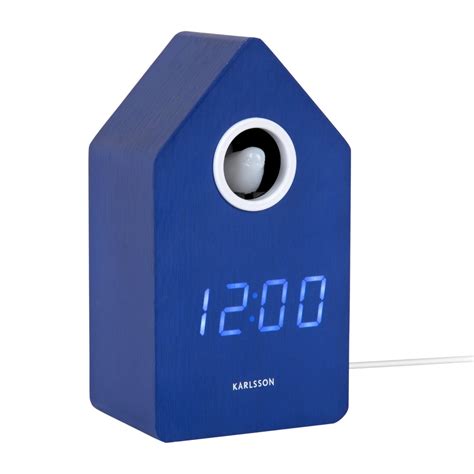 Detailfoto van het blauwe LED display van de Karlsson Cuckoo LED wekkerradio dat de tijd en temperatuur weergeeft