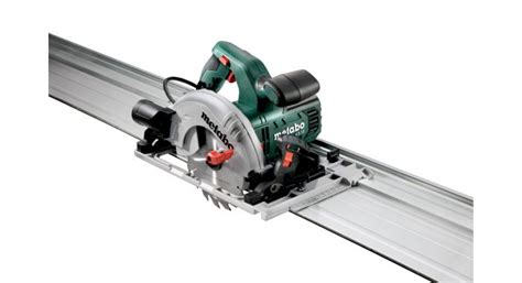 een cirkelzaag met geleiderail die een keukenblad op maat zaagt