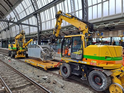 Foto van de start van de renovatiewerkzaamheden aan winkelcentrum Zuidhof.