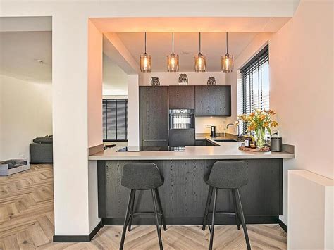 Voorbeeld van een U-keuken met een functionele bar