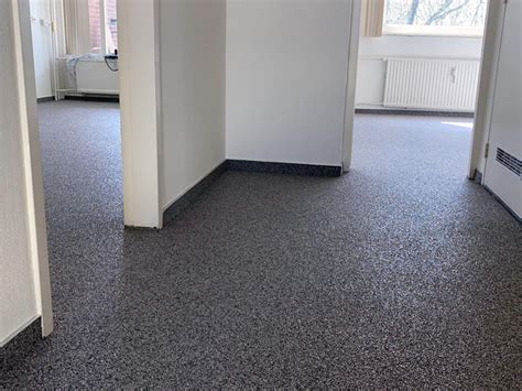 Voor-en-na foto van een grindvloer behandeld met kalkuitbloei verwijderaar
