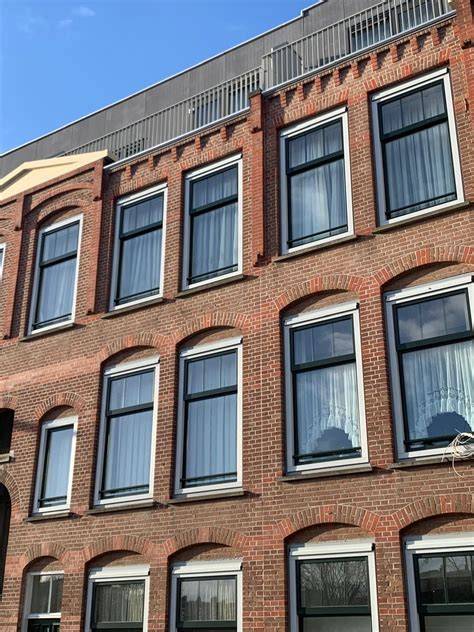 Afbeelding van kozijnen voor en na renovatie in Den Haag