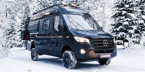 Een Mercedes Sprinter 4x4 met offroad banden en een roofrack, klaar voor een expeditie.