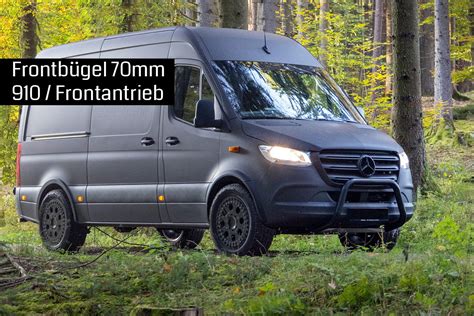 Close-up van robuuste offroad banden gemonteerd op een Mercedes Sprinter.