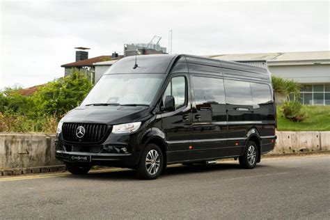 Een Mercedes Sprinter met een gemonteerde snorkel, klaar om een wateroversteek te maken.
