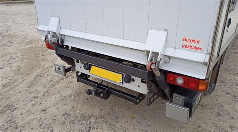 Onderkant van een Mercedes Sprinter met gemonteerde skidplates ter bescherming.