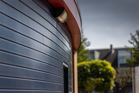 Voorbeelden van diverse kunststof gevelbekleding in verschillende kleuren en structuren