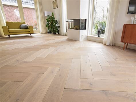 Een klant die een houten vloer uitzoekt in de showroom van BeBo Vloeren.