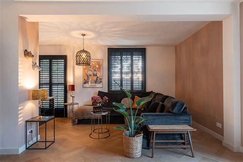 Een sfeervolle woonkamer met een gelegde kloostervloer.