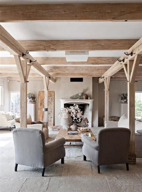 Een woonkamer met een grijs plafond en zichtbare, donkere houten balken.