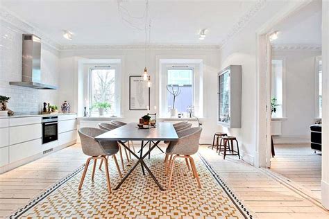 Voorbeeld van een Scandinavisch interieur met witte plafondbalken.