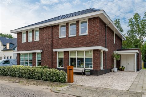 Foto van de erker aan de voorzijde en het straatbeeld van de woning