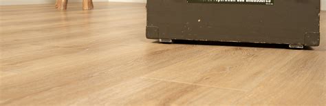 Detailopname van Laminaat Light Natural met V-groef en voelbare houtstructuur.