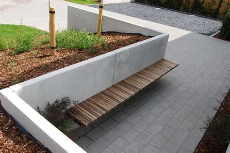 Voorbeeld van een betonnen keerwand met een decoratieve afwerking.