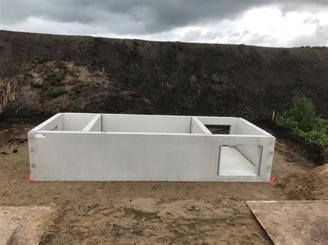 Voorbeeld van een prefab betonnen kelder en een prefab betonvloer.