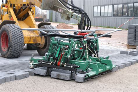 Schematische weergave van machinaal bestraten met een kraan en bestratingsklem