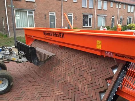 Voorbeelden van verschillende machines die gebruikt worden bij machinaal bestraten