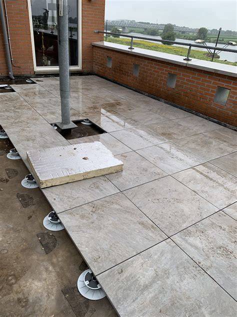Afbeelding van een dakterras met tegeldragers en keramische tegels