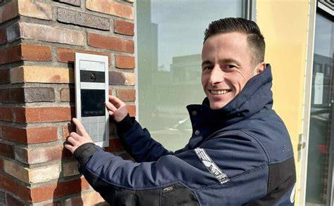 Infographic over veiligheidslagen van een appartementencomplex: gezamenlijke deur, intercom, berging, balkons, en woning.