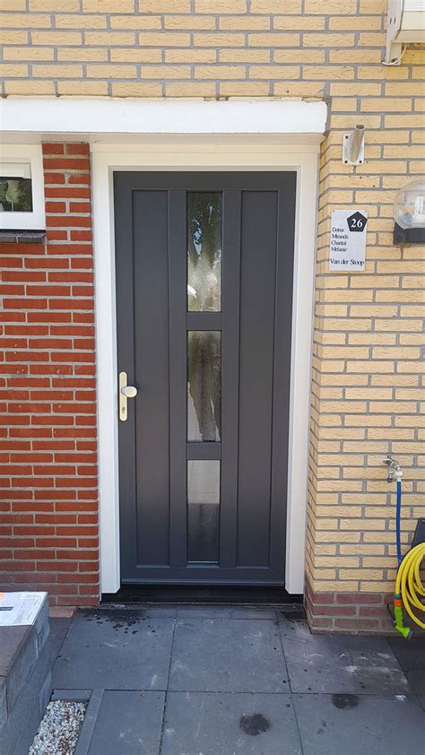 Schema van een voordeur met SKG-keurmerken, vuur- en inbraakbeveiliging