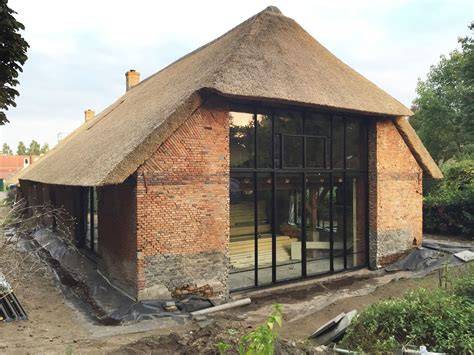 Afbeelding van een moderne nieuwbouwvilla met industriële elementen en stalen kozijnen