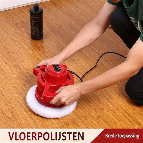 Foto: boenwas in werking met boenmachine en doek
