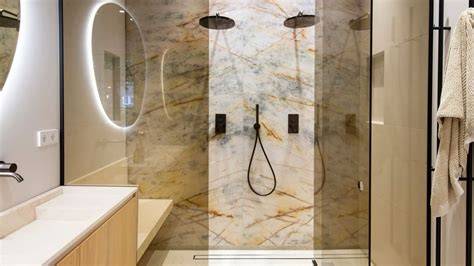 Foto: Negresco kwartsiet en leatherlook afwerking in badkamer
