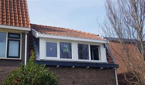 Foto: dakkapel op een schuin dak met isolatieoverlay